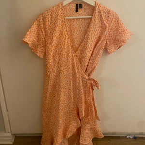 Klänning Vero Moda - Klänning från  Vero Moda, använd fåtal gånger! Finare färg i verkligheten än på bild! Storlek XS