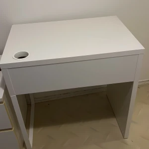 Ikea skrivbord MICKE - Hej säljer mitt skrivbord helt oanvänd från Ikea  Skick helt som ny  Ordinarie pris 699kr