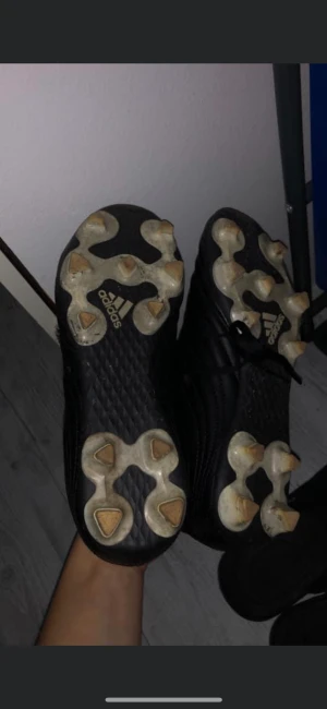 Fotbolls skor - Finna adidas fotboll i storlek 39,5.  Har använt dom men är väldigt finna  Finns några repor men är som nya. ordinarie pris ca 800kr Mitt pris 250kr