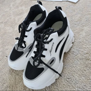 Chunky sneakers  - Super fina oanvända högsulade skor. Sulan är ca 7cm hög. Köpta för ungefär två veckor sedan men inte använda pga att dom va för små för mig. Frakten står köparen för, och den ligger på ungefär 60-70kr. Swish som betalningsmetod. 