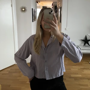Ljuslila skjorta  - Ljuslila lite croppad skjorta som är så skön från Weekday! 