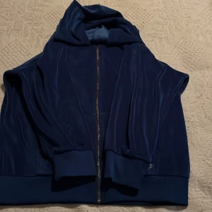 Blå hoodie - Detta är en hoodie i blå som är i storlek M men är liten i storleken och är ganska kort i ärmarna. Men den är i ett fint skick💗