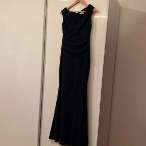 Säljer denna mörkblåa balklänning som endast är använd en kväll. Ser ut som ny. Köpt för 1000 kronor. 