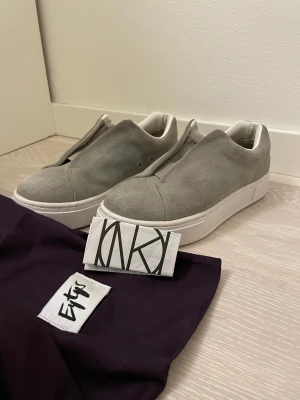 Eytys doja slip on suede  - Säljer ett par fina gråa eytys slip on sude. Hann inte använda dem mycket innan dem blev försmå. Är som nya! Kvitto finns 