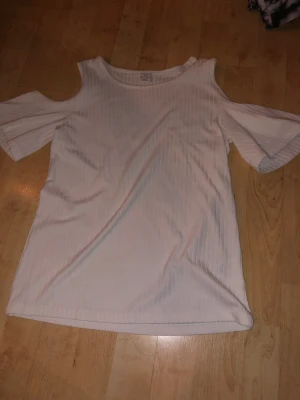 T-shirt utan axlar tillsalu  - Från Lindex Kids, storlek 158/164. Stor i storleken! Fin att ha på sommaren🙌🏻🥰 Tänker mig ett pris runt 90kr, hör av dig privat om du vill köpa den🥰