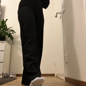 Kostymbyxor  - Supersnygga och sköna kostymbyxor! Med volang upptill, superfint att ha tillsammans med ett linne/topp. Storlek xs men väldigt stretchigt material, så jag har S/M och de passar. 