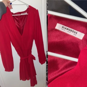 Klänning röd  - Klänning i storlek 40, ena bandet vid snöret är trasigt men går och sy fast igen 