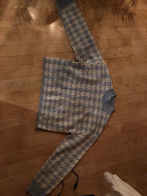 H&M tröja tillsalu - Nästan aldrig använd❤️ Haft den i ca 1 år. Väldigt fin och stor i storlek, kort men somsagt stor och gosig! Storlek XS, priset ligger runt 75kr🥰 Orginal priset vet jag inte vad det är tyvärr. Skriv privat om du är intresserad av den🥰🙌🏻