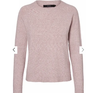 Stickad tröja  - En stickad tröja från Vero Moda i färgen lila/woodrose. 