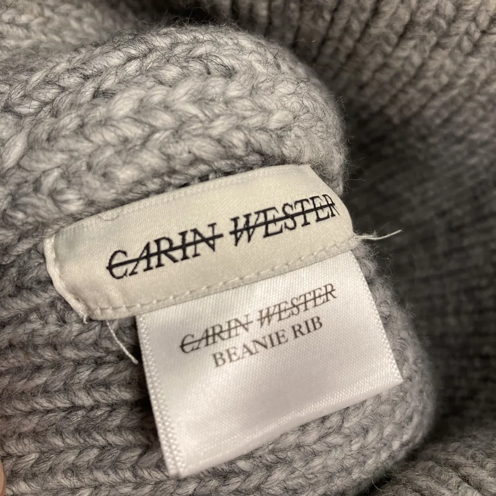 Fin grå mössa från Carin Wester 🥰 Perfekt nu när det är kallare❣️Hör av er om ni vill ha mer bilder 🤩. Övrigt.