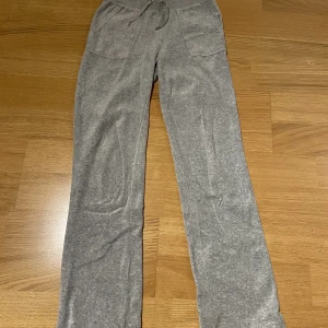 Juicy Couture XS  - Nu säljer jag mina gråa juicy couture byxor. Det saknas en silverknapp på snöret tyvärr, men annars är byxorna knappt använda.  kan annars byta med andra juicy couture byxor i andra färger skicka förslag!!