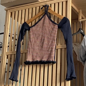 Halterneck longsleeve - Jättefin långärmad halterneck topp. Mörkblå och randig med små ränder. Använd en gång så mycket bra skick 