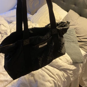 day väska - super handväska som passar perfekt för en bok eller dator!!