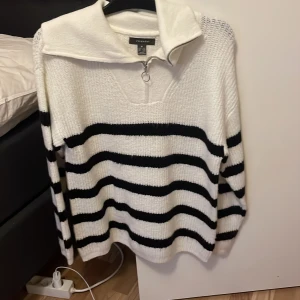 Stickad tröja med krage - Säljer denna otroligt trendiga och snygga tröja ifrån primark! Köpt i New York i somras! Väldigt trendig och avslappnad passform. 