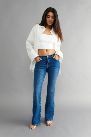 Low waist bootcut jeans gina tricot strl 40 - Tvättade en gång och använd några fåtal gånger. Jeansen är i fint skick. Säljer pga för stor storlek. Köparen står för fraktkostnaden. Nypris ca 500kr 