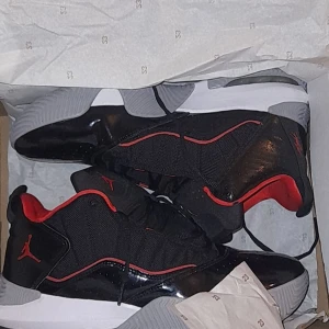 Jordans 11 stl 45 - Jag säljer mina jordans 11. Helt oanvända, de är som ny och inga skador eller repor alls. Kvitto finns, de är köpta i täby centrum Footlocker för 1249 kr.  Möts upp i norrtälje men kan också  ordna att mötas Stockholm.  Skriv så diskuterar vi pris. 