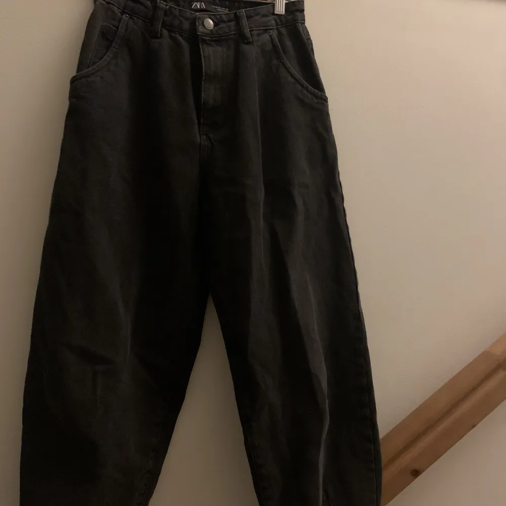 Ett par svarta ballongjeans från Zara. Köpte för typ två år sedan men som tyvärr inte passar mig. Passar S/M 😊 . Jeans & Byxor.