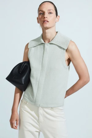 Zip-up knitted vest  - Väst från cos används 2-3ggr ser helt ny ut. Pris kan diskuteras 