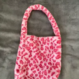 Säljer min rosa fluffiga leopard väska då den inte kommer till användning. Använd fåtal gånger, ny skick. Pris kan diskuteras. Kontakta mig om du har några frågor eller om du vill ha fler bilder osv. Köparen står för frakten, kan mötas i Sundsvall. 