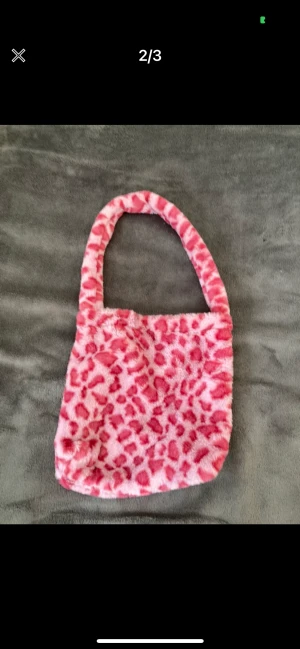 Fluffig väska - Säljer min rosa fluffiga leopard väska då den inte kommer till användning. Använd fåtal gånger, ny skick. Pris kan diskuteras. Kontakta mig om du har några frågor eller om du vill ha fler bilder osv. Köparen står för frakten, kan mötas i Sundsvall. 