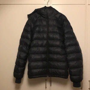 Peak Performance Jacka - Säljer min Peak jacka som är slut överallt! Jackan är köpt i höstas och är sparsamt använd och är i helt nyskick. Säljer på grund av att jag har köpt en annan jacka! Nypris 2000kr säljer för 999kr🙏