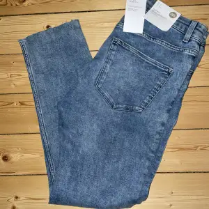 Mjuka jeans från H&M i storlek 42. Super strech, skinny regular waist. Aldrig använda och prislappen (199kr) är kvar. Köparen står för fraktkostnaden. 
