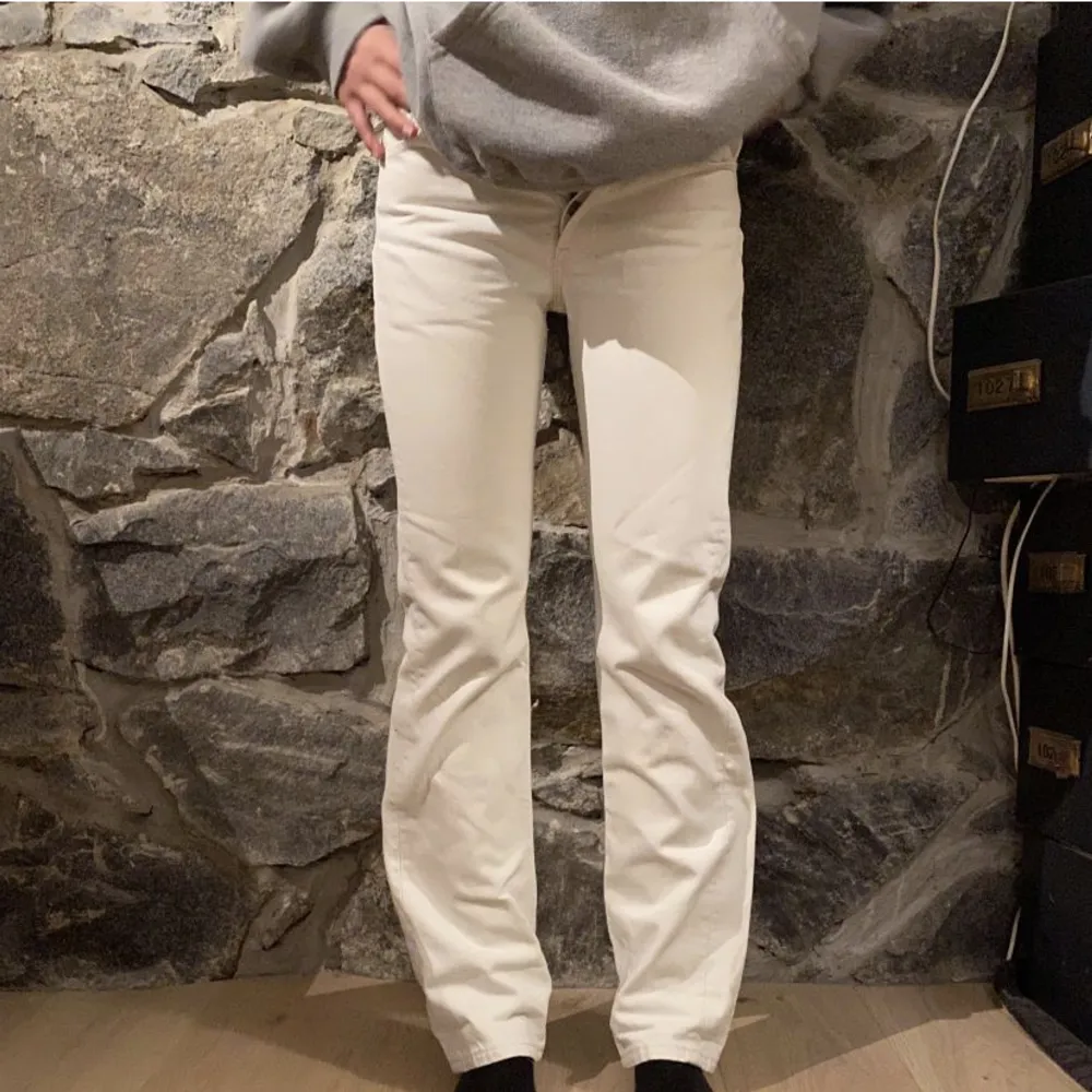 Vita Levi’s 501 som sitter 👌i fint skick!  Midjemått rakt över: 34 cm. Innerbenslängd: 78 cm . Jeans & Byxor.