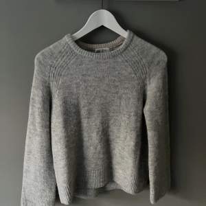 Jag säljer min gråa stickade tröja ifrån h&m. Storleken är 146/152 men jag skulle säja att den är en xs kanske tillochmed s.💗