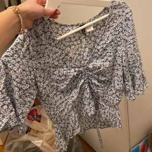 Blus - Volang blus med dragsko