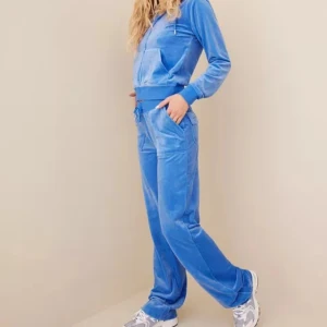 Blått Juicy set  - Säljer mitt blå Juicy set då det inte används, endast använt ett fåtal gånger så det är som nytt. Byxorna är i storlek S och koftan i storlek M. Säljer för 1500 kr tillsammans eller 750 kr för byxorna och 800 kr för tröjan💕kom privat för fler bilder!