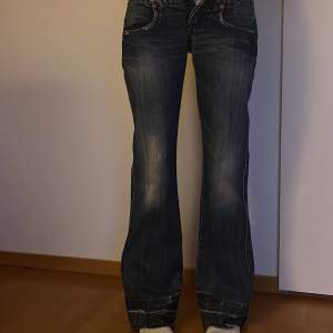 jeans köpt secondhand!! jätte fin urtvättad blå färg :) de är lågmidjade och bootcut. jag är 170 lång, midjemåttet är runt 74cm! <3