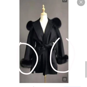 Pälsmuddar - Säljer mina pälsmuddar till denna jacka då de inte kommer till användning. Äkta päls. 