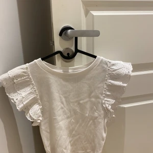 Vit topp - Säljer denna gulliga topp från Zara, kommer helt enkelt inte till användning längre, men skulle vara perfekt för sommaren!