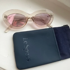 Le specs solglasögon - Märke: Le specs. Fodral medkommer. Möts i stockholm eller fraktar 🖤