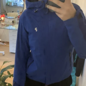 Skidjacka  - Skidjacka från peak performance! Säljs då jag hittat en annan👐 köpt några år sedan, nypris 2000💙 superbra skidjacka med snölås och massa smidiga fickor☺️