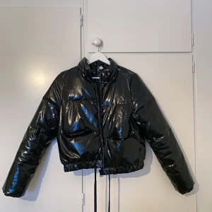 Puffer i lack - Pufferjacka från H&M i lack. Storlek 34.