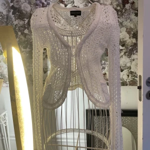 Armani kofta - Säljer en av mina absoluta favorit koftor från Armani!  Älskar verkligen denna, plagget är i toppskick ❤️