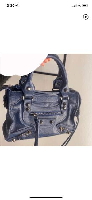 Säljer denna balenciaga liknande väska, bra skick , först till kvarn, den är mörkblå och ”medelstor”