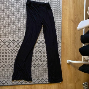 Utsvängda svarta leggings. - Jag säljer dessa nu för att jag använder inte dom. Byxorna är köpta för 150 kr. De är använda cirka 2 gånger. Det är Storlek M men passar även dem som har S.