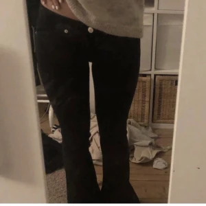 Svarta lowrise jeans - Säljer mina svarta lowrise jeans jag köpt på plick då dom ej kommer till användning! Jag brukar ha 34 i storlek och dom är lite stora på mig! Jag är 171