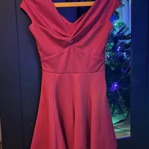 Röd klänning storlek S, aldrig använd 