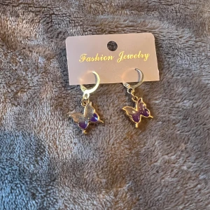 Butterfly🪺 - Fjärils örhängen perfekt för alla outfits! Lackade för extra skydd mot nickel🌿  Fraktas spårbart 