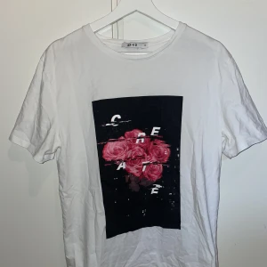 T-shirt med tryck - T-shirt med tryck från Na-kd. Säljer därför den inte kommer till användning tyvär 