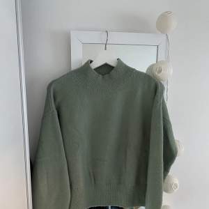 Säljer min gröna stickade tröja i från & Other stories. Dm för fler bilder😊