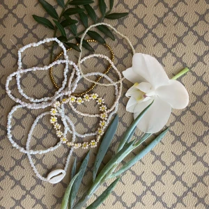 Armband  - Armband 15 kr/st 🥰 vid köp av fler får man rabatt🫶fraken kostar 13 kr💖