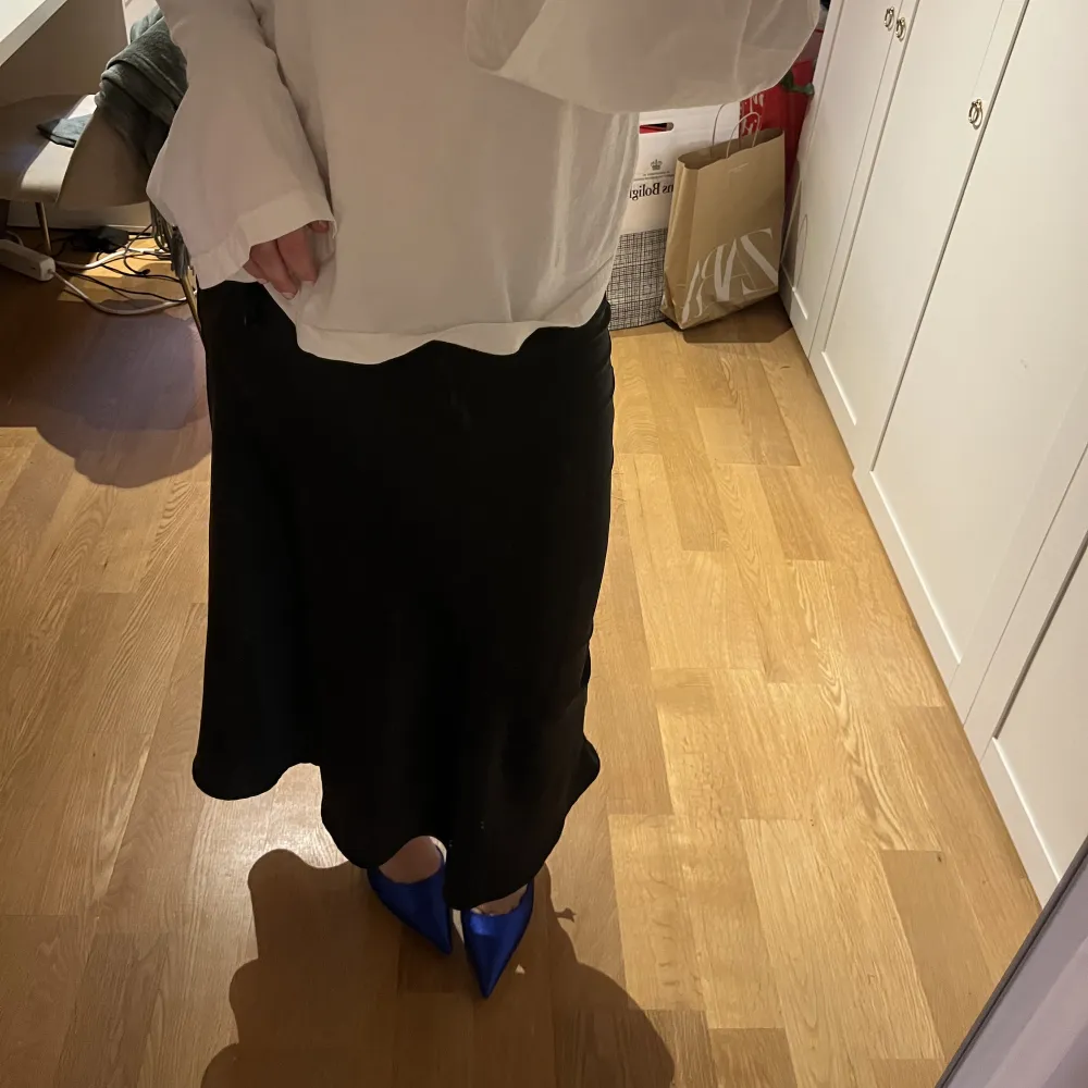 Superfin svart satin kjol från Zara! Funkar att ha både lågmidjad och högmidjat! (Frakt tillkommer - 66kr). Kjolar.