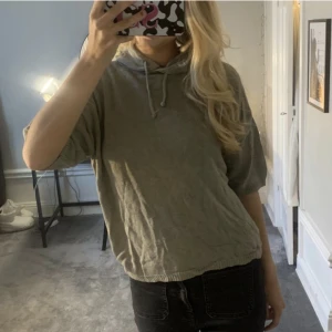 Zara hoodie - Så cool stickad hoodie från zara med kortare ärmar! 😻obs lånade bilder