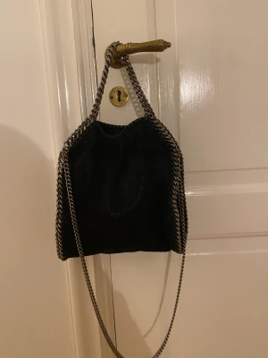 Stella McCartney  - En så fin stella McCartney väska! Den är i storleken mini och är såklart äkta. Den är väldigt fint skick tappat pyttelite färg på kedjan men det är det ända. Hör av dig om mer bilder eller frågor!❤️ GÅR INTE NER I PRIS!!!!