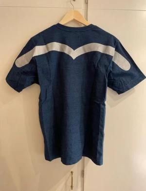 evisu daicock tröja - FEET evisu tröja inte sett mke sånt här ute . Coolaste printet på baksidan o boxlogon där fram. skulle säga att den e M men står L. 2017 piece som kosta $125 då.  jätte fin kondition nästan helt ny. 