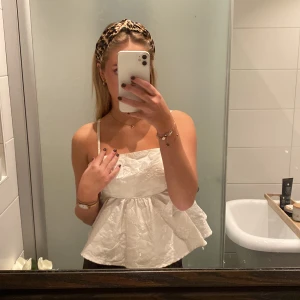 Topp - Urgullig sommartopp ifrån Gina tricot i storlek 34. Den har väldigt fina detaljer och går att justera axelbanden och hur man knyter vid ryggen💖💖